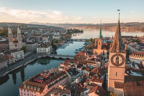 Il Quaibrücke di Zurigo con i tram e il centro storico
