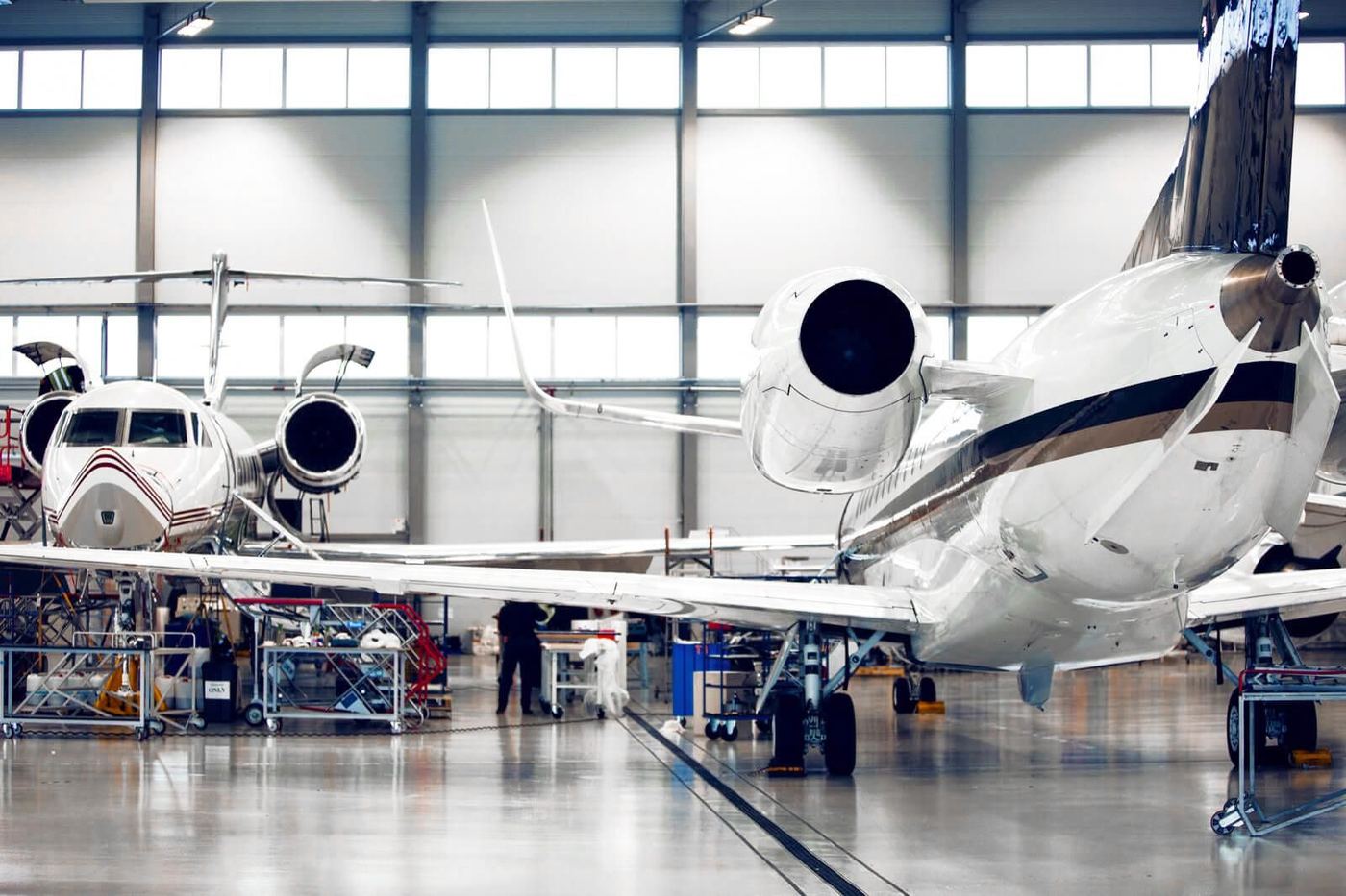 Dettaglio ala e motori di un aeromobile privato in hangar