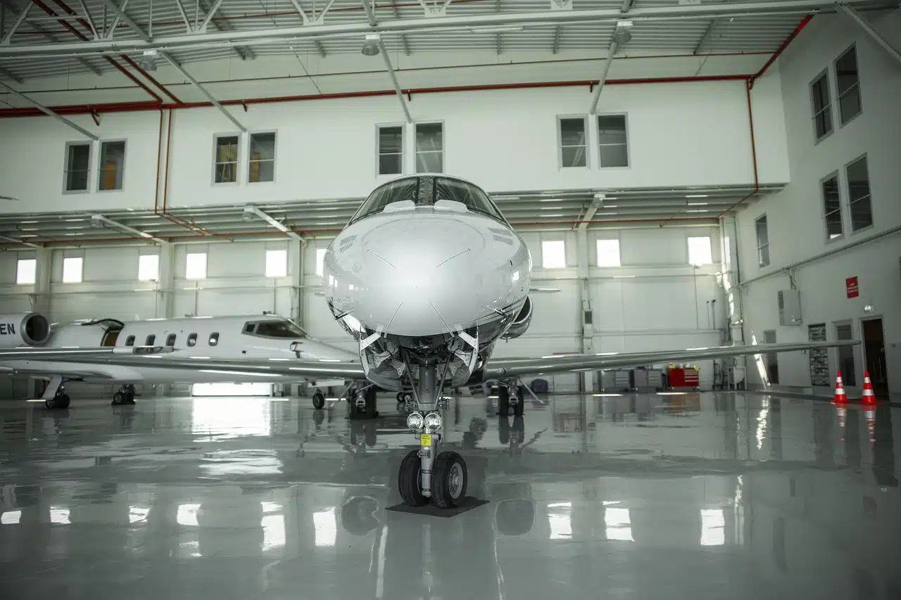 Aeromobile privato pronto in hangar dopo il completamento della gestione tecnica