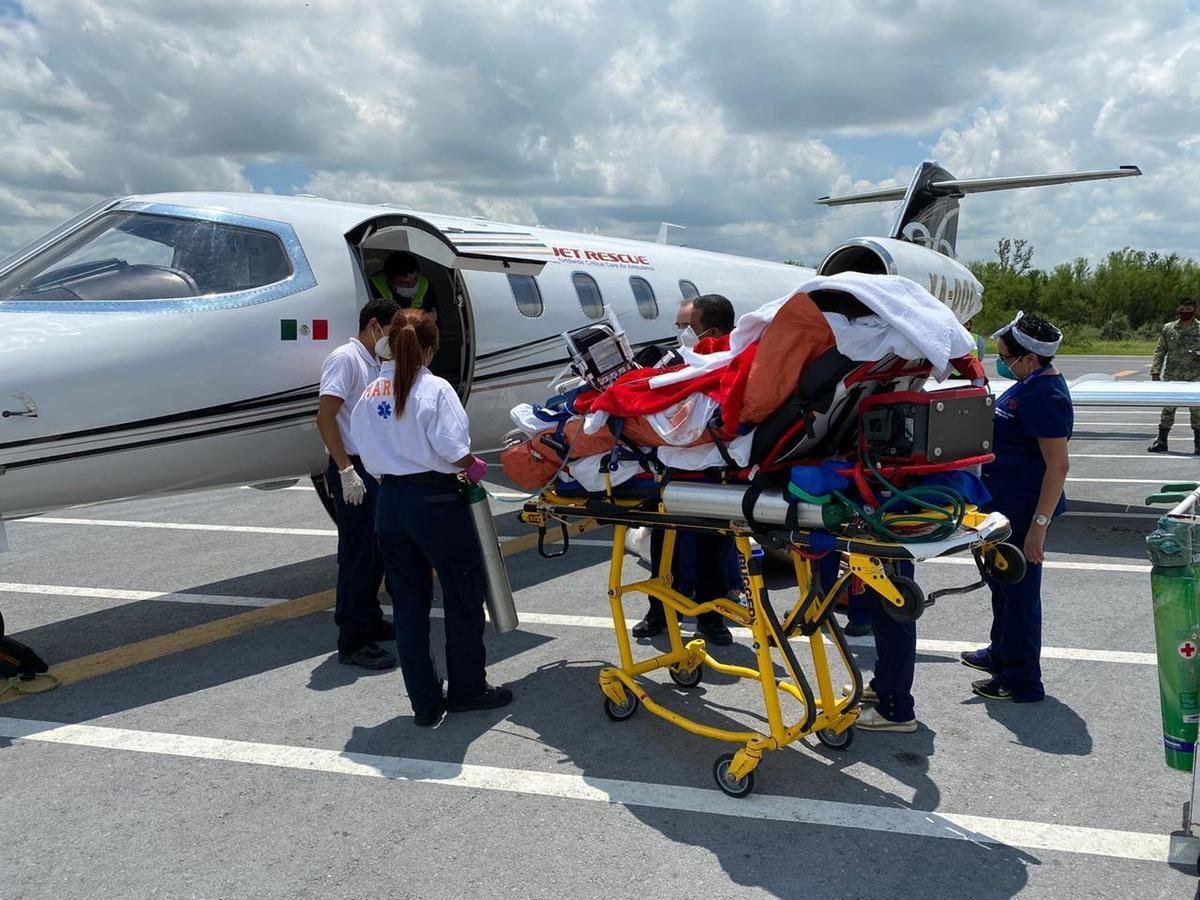 Trasferimento del paziente in barella dall'ambulanza all'aeromobile per un volo medevac