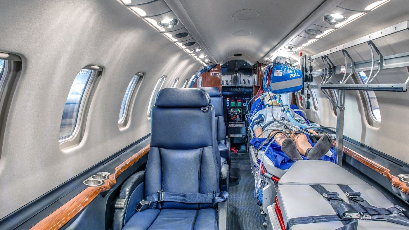 Barella medicalizzata a bordo di un jet privato allestito per il trasporto sanitario